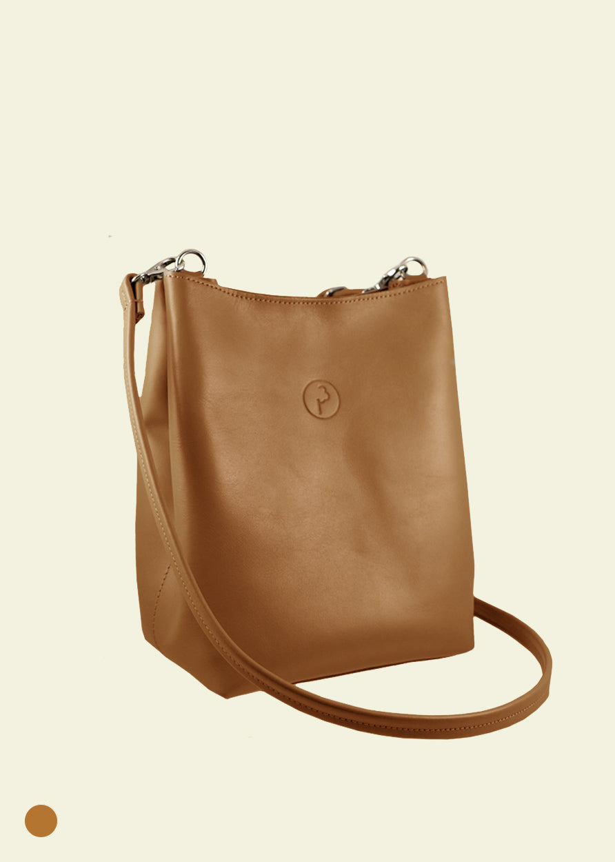 CHER bucket bag konjakki