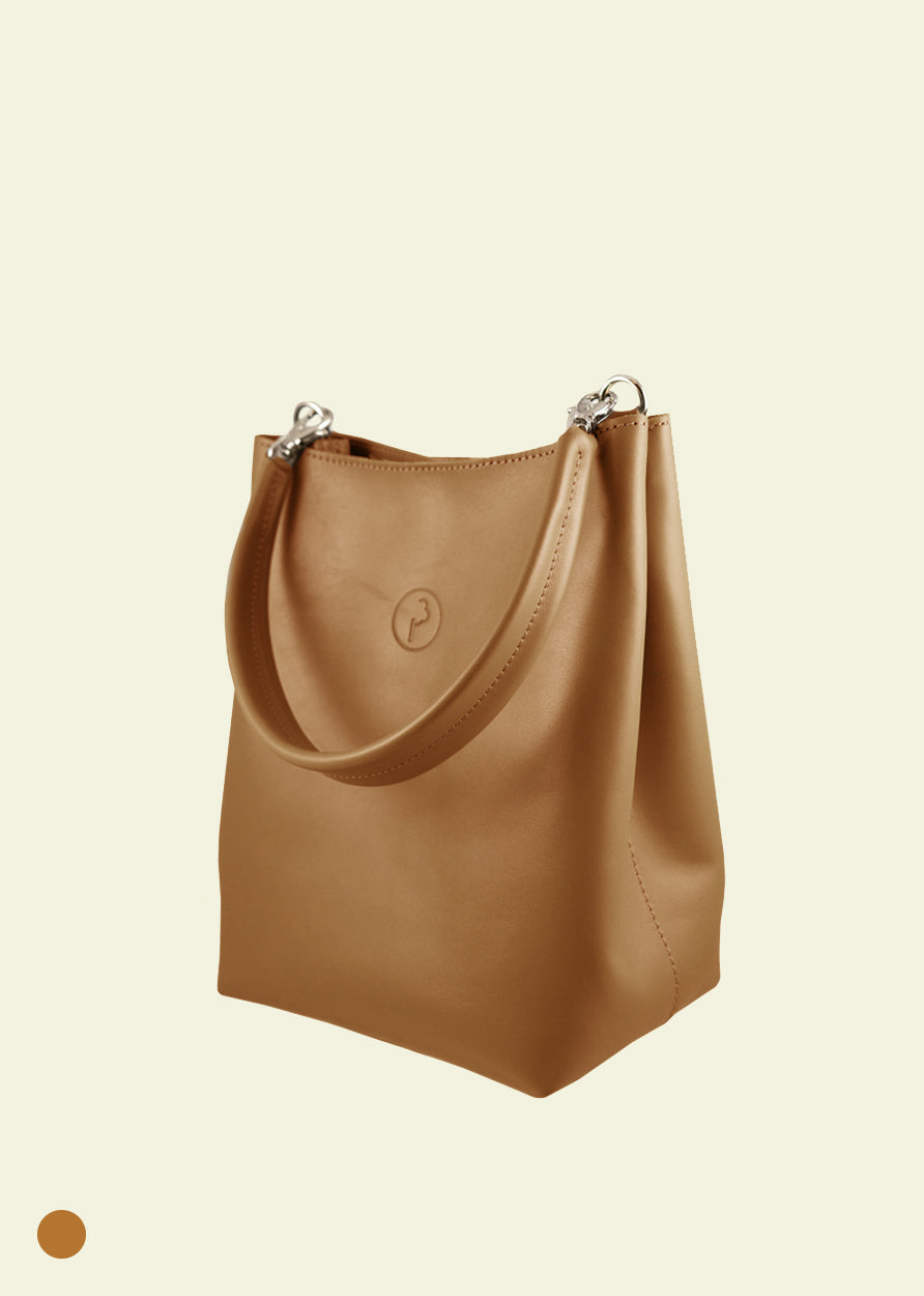 CHER bucket bag konjakki