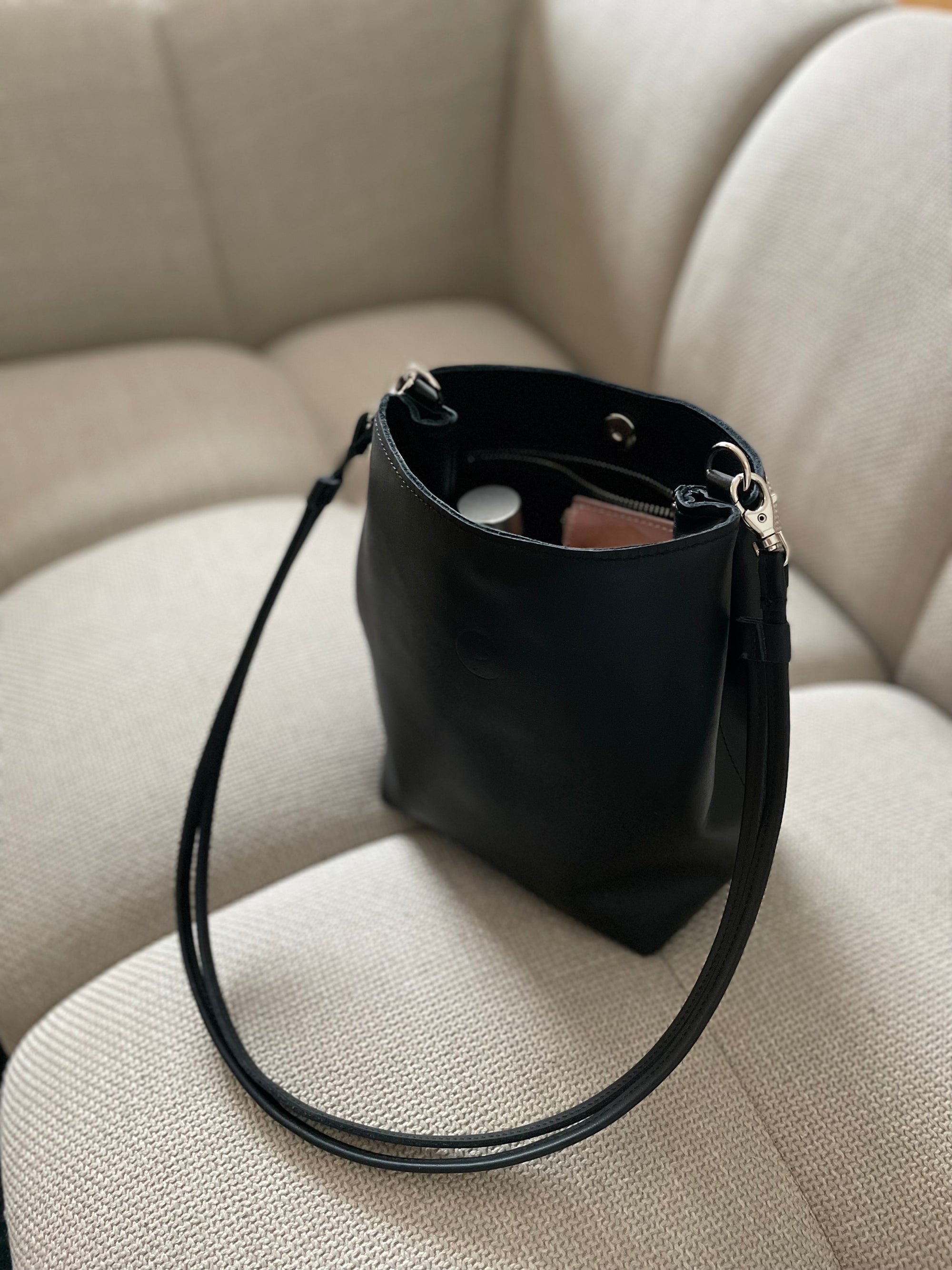 CHER bucket bag konjakki